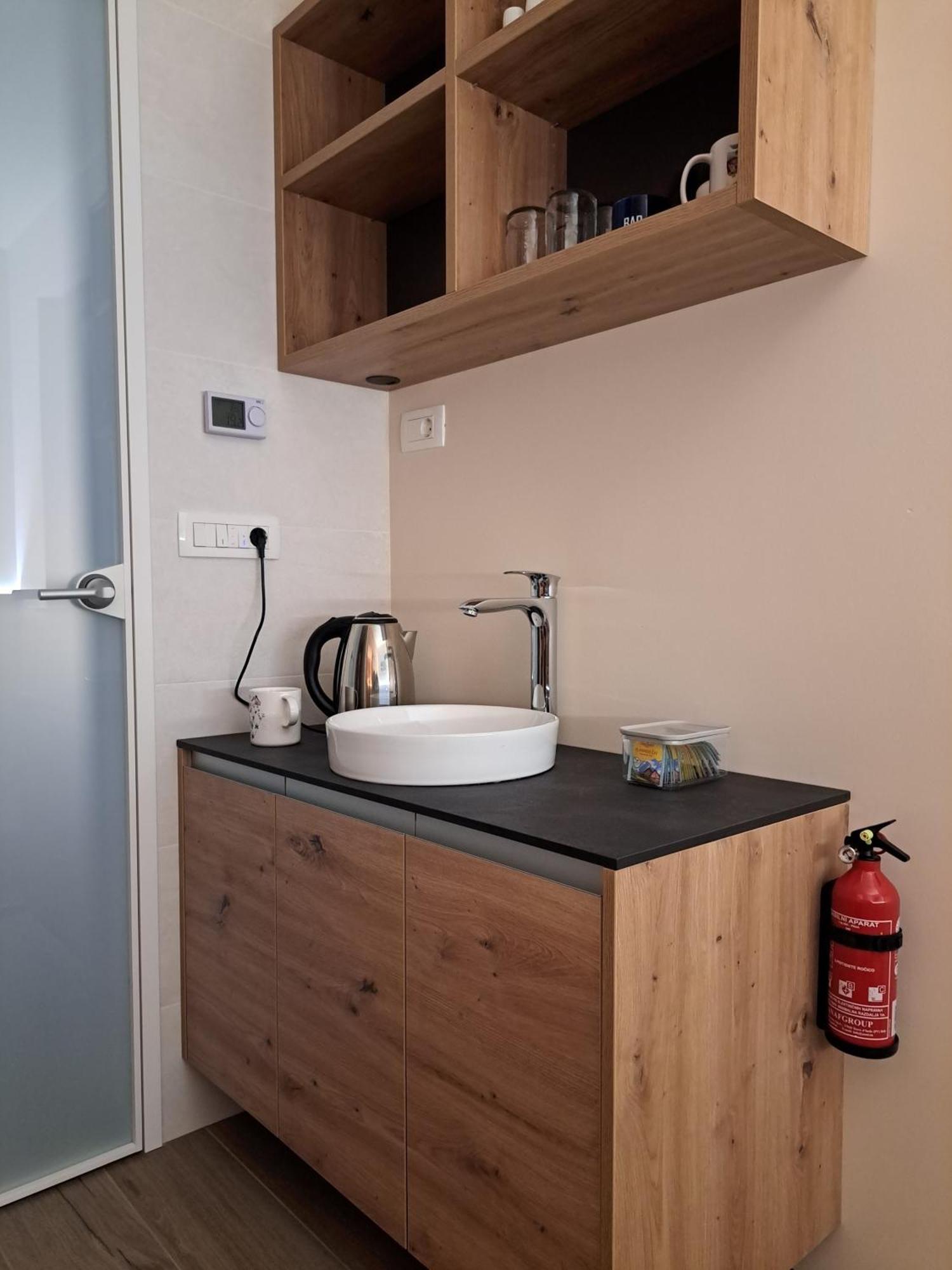 S&B'S Retreat Apartment Godovic Екстериор снимка
